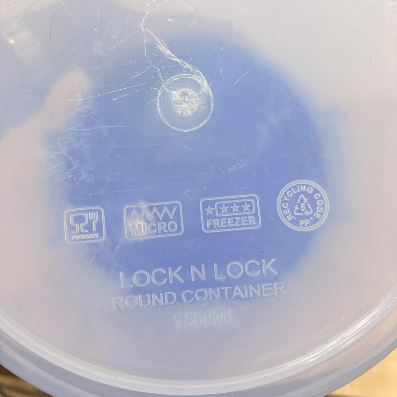 A06558 Round Lock & Lock Plain Plastic Container with Lid - 7500ml