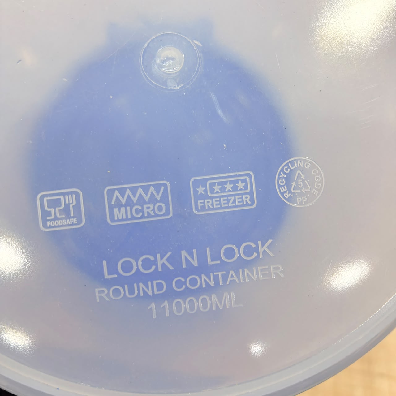 A06559 Round Lock & Lock Plain Plastic Container with Lid - 11000ml