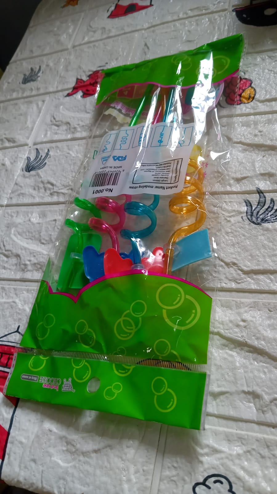 AM7761 Reusable straws are perfect for kids' summer parties. Plastic Straws Reusable Drinking Straws with Cartoon Decoration for Kids Birthday Party Favors or other summer celebration (4 pc Set)
