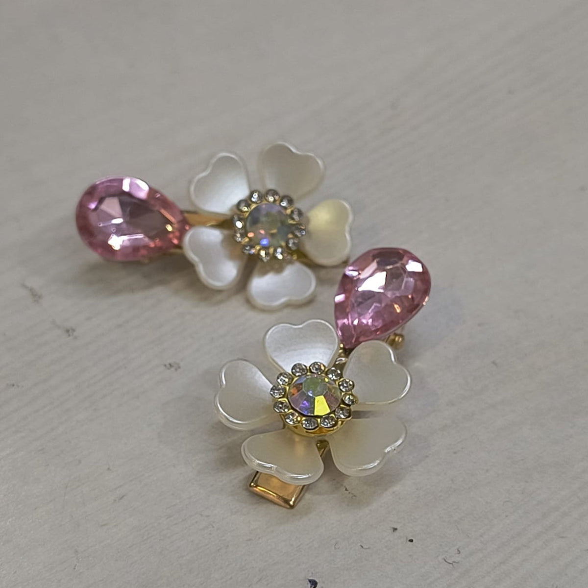 AM5427 Small Hair clips with Flower and Dimond Design (Pack of 1 Pair)