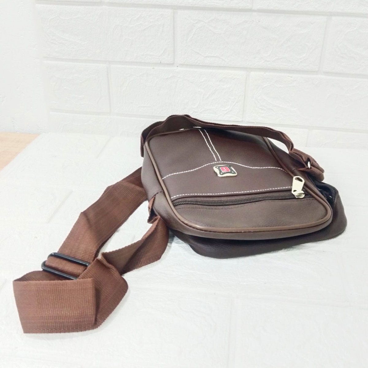 AM6151 Classic Brown Shoulder Bag – Compact & Stylish Everyday Carry