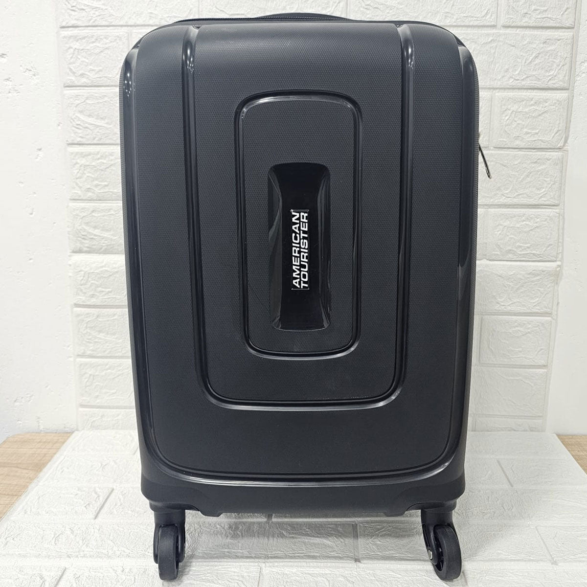 Di0012 American Tourister Skyline Spinner Black Hard Luggage Bag - 55cm