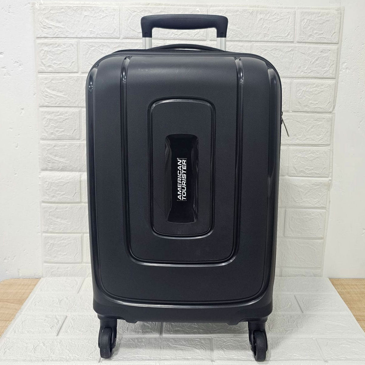 Di0012 American Tourister Skyline Spinner Black Hard Luggage Bag - 55cm