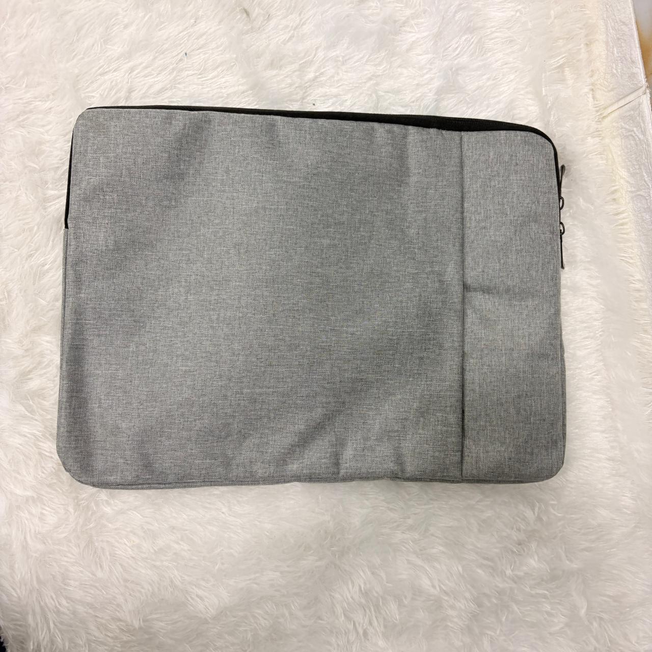 AM7716 PROTECTIVE WATER-RESISTANT LAPTOP SLEEVE CASE WITH EXTERNAL POCKET MEASURING 37 BY 28 CM