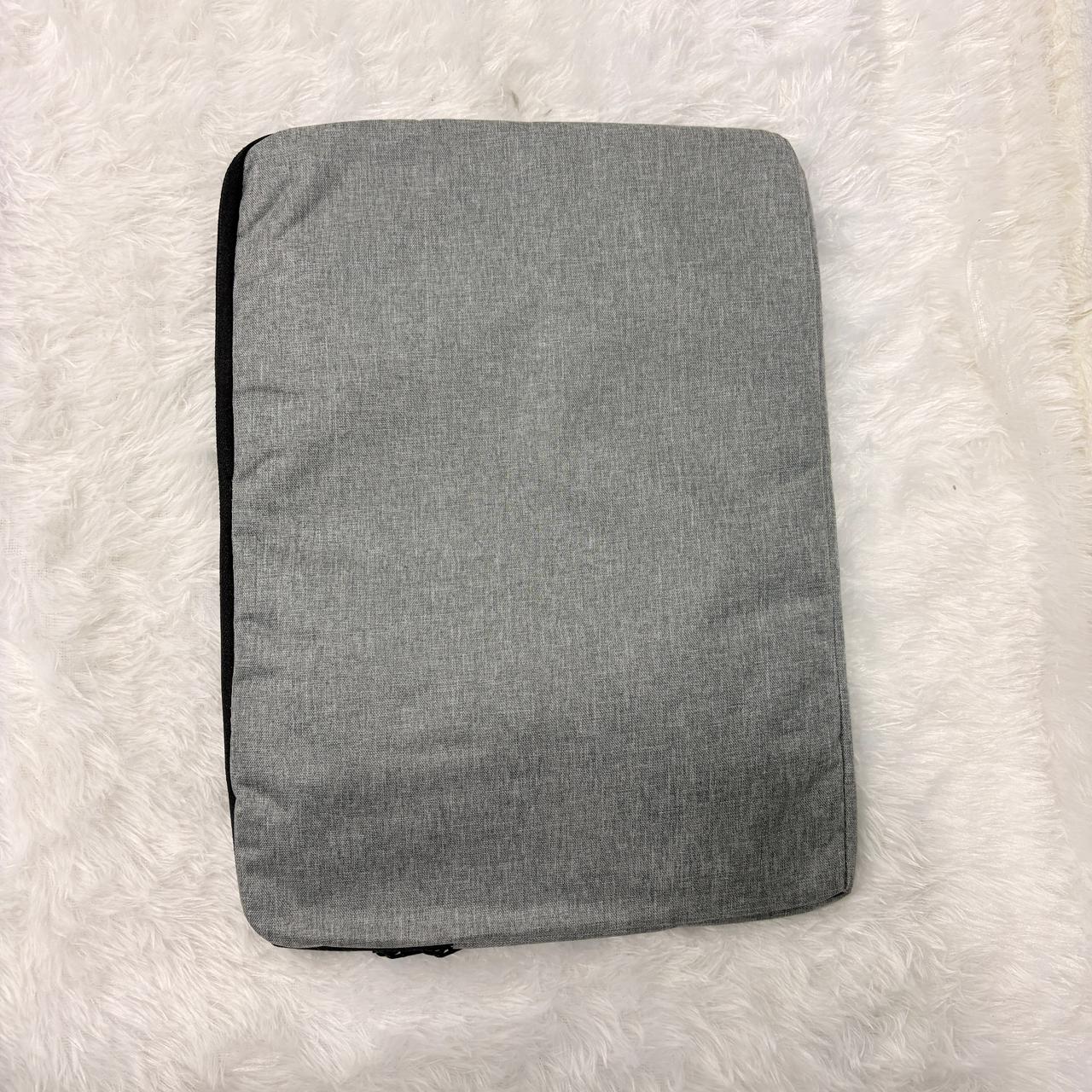 AM7716 PROTECTIVE WATER-RESISTANT LAPTOP SLEEVE CASE WITH EXTERNAL POCKET MEASURING 37 BY 28 CM