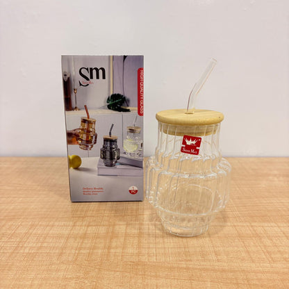AM7780 RIDGED GLASS TUMBLER FEATURING A NATURAL BAMBOO LID AND REUSABLE MATCHING GLASS STRAW
