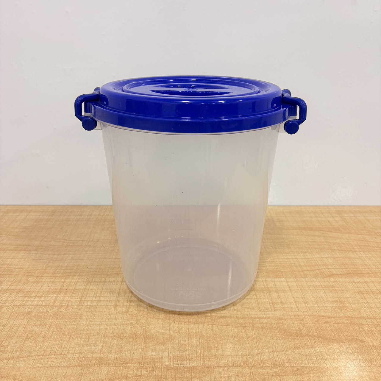 A06558 Round Lock & Lock Plain Plastic Container with Lid - 7500ml