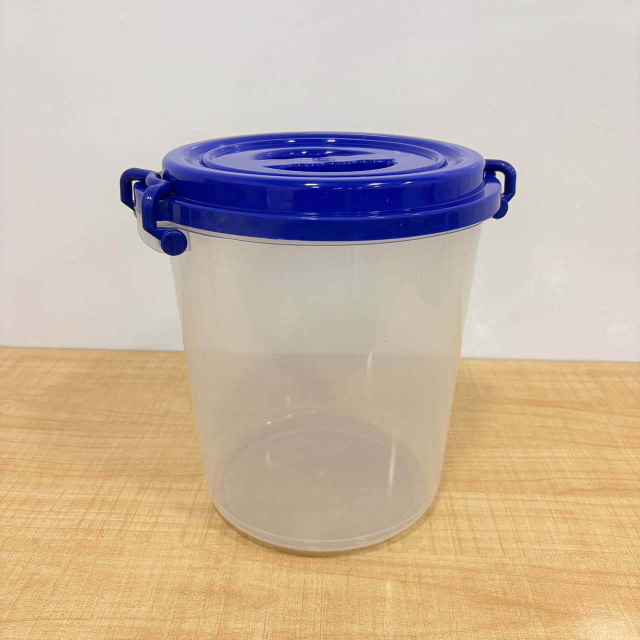 A06558 Round Lock & Lock Plain Plastic Container with Lid - 7500ml