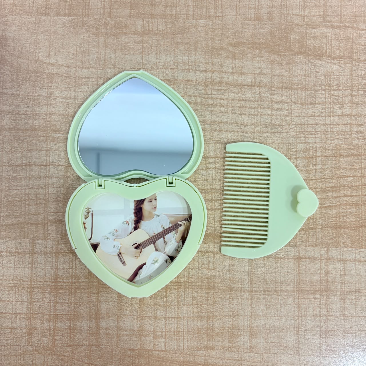 A06715 Cute Heart-Shaped Folding Pocket Mirror with Removable Hair Comb