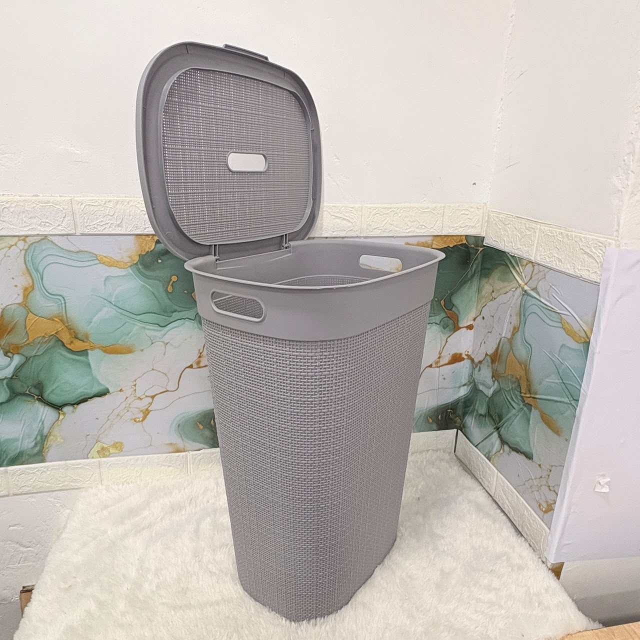 A06744 Crystal Polyworks Woods Plastic Laundry Basket with Lid