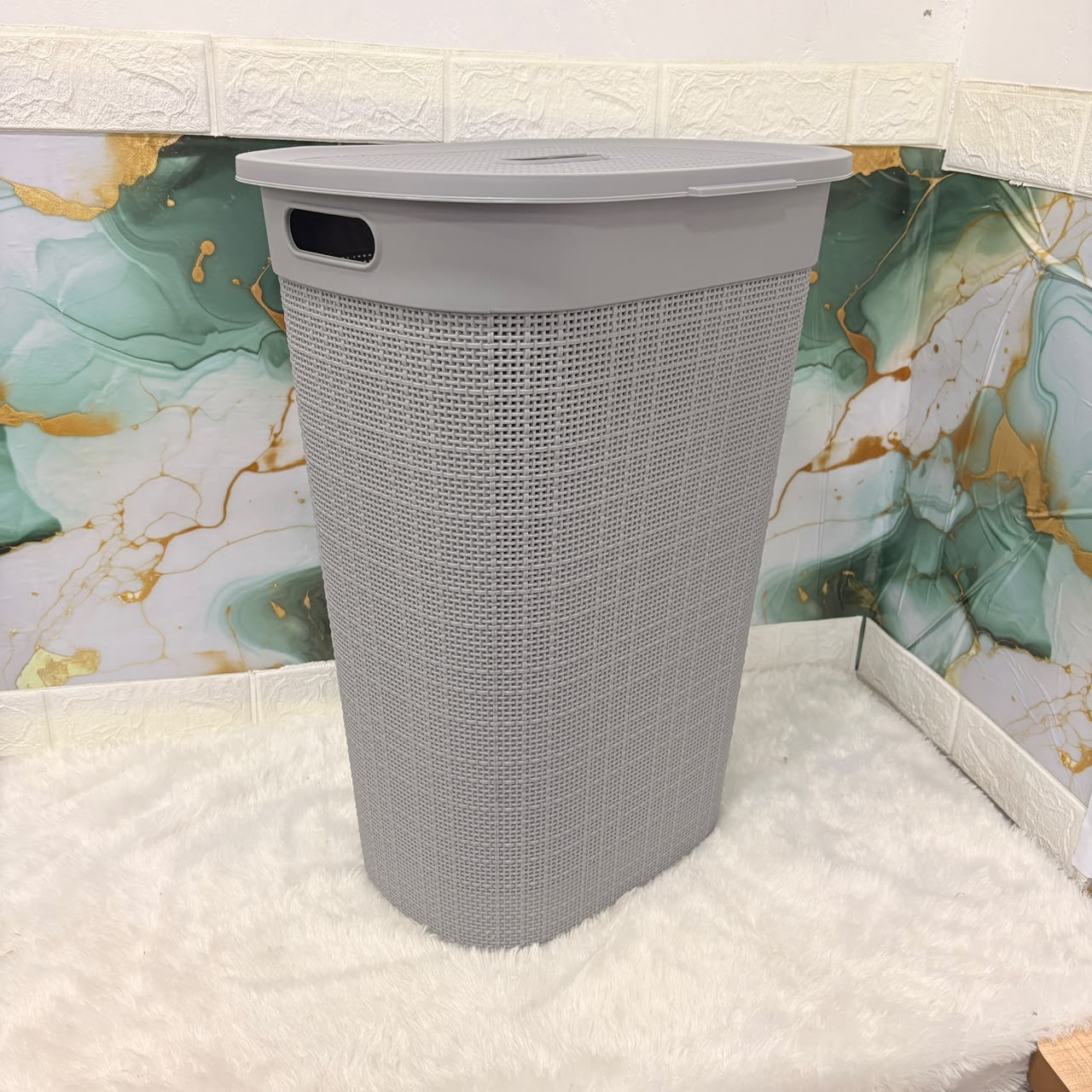 A06744 Crystal Polyworks Woods Plastic Laundry Basket with Lid