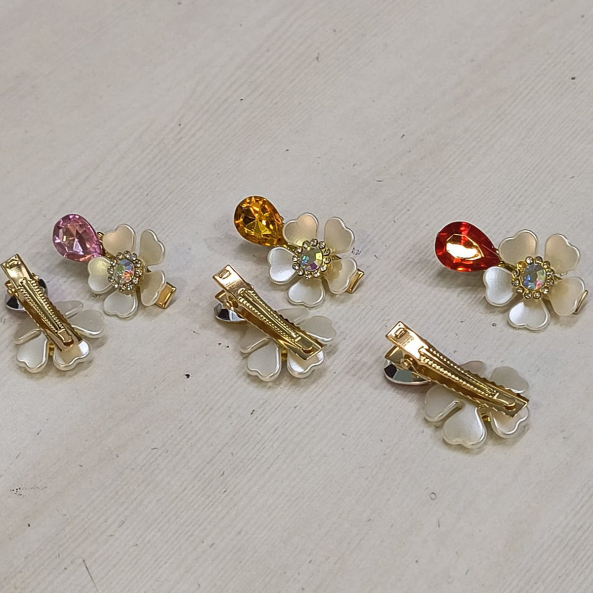 AM5427 Small Hair clips with Flower and Dimond Design (Pack of 1 Pair)