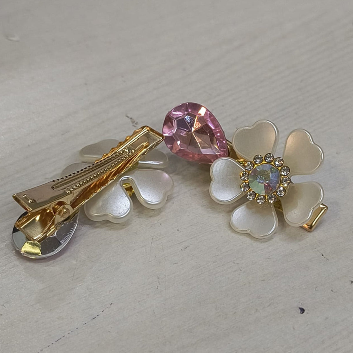 AM5427 Small Hair clips with Flower and Dimond Design (Pack of 1 Pair)