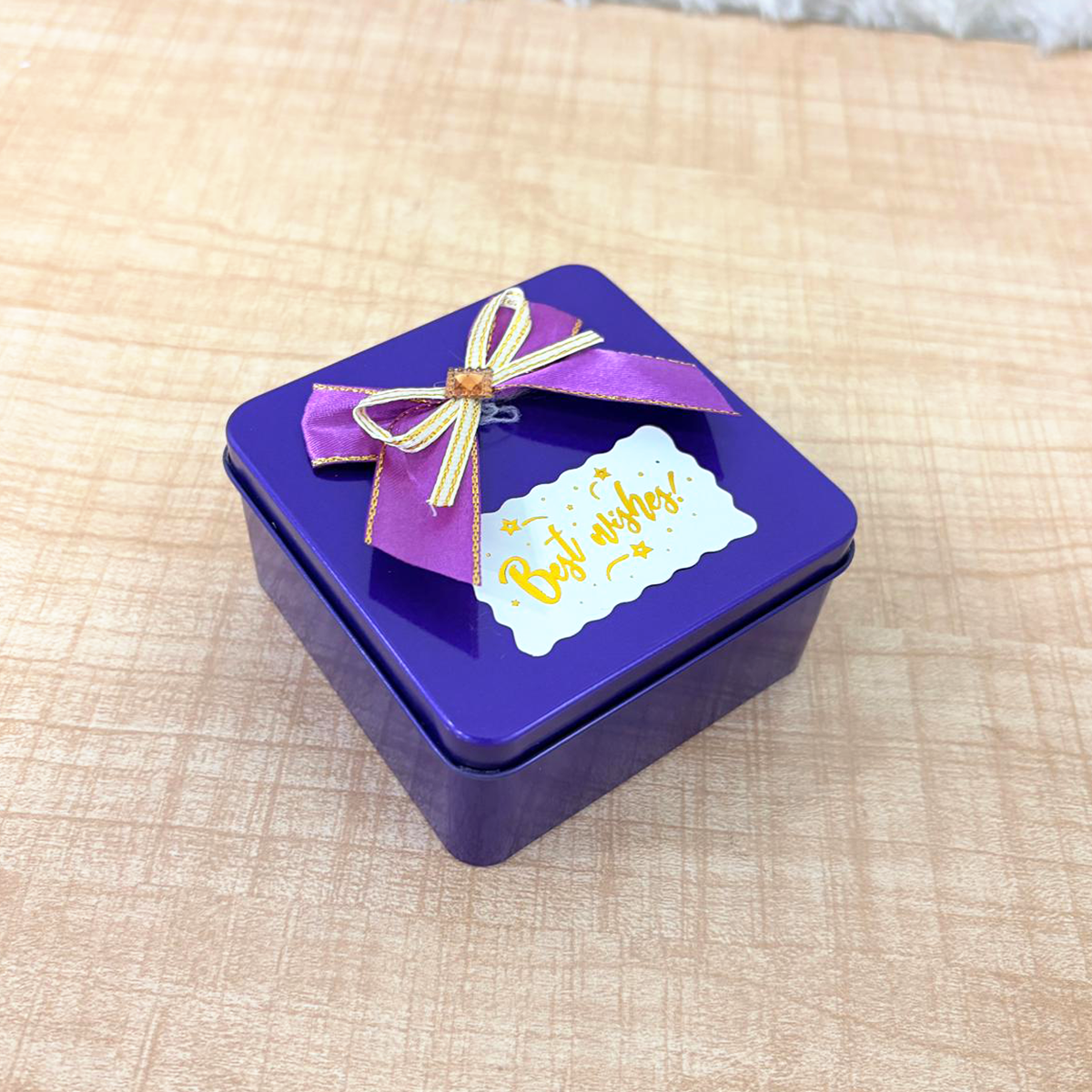 Di0010 Decorative Gold Tin Big Gift Box with Ribbon and "Best Wishes" Tag